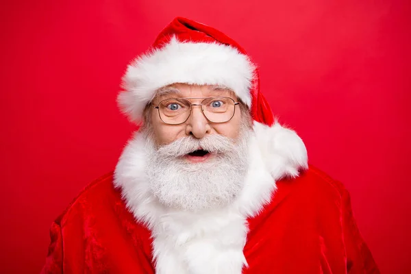 反应赢取优胜者胜利概念 时髦的圣诞老人在头饰眼镜与白胡子张开嘴凝视着眼睛表达脸有想法或新闻孤立在闪亮的红色背景 — 图库照片
