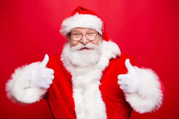 时髦的老圣诞老人与胡子在诺埃尔服装眼镜白色手套展示给拇指展示成就建议解决方案在明亮的红色背景下 使宽喜气洋洋的微笑看相机 — 图库照片