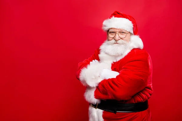 Stechpalme Fröhlich Masse Kommt Portrait Positiver Alter Stilvoller Weihnachtsmann Blick — Stockfoto