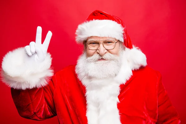 粗心的无忧无虑的概念 亲切开朗正面时尚的肖像圣诞老人显示 标志做尼斯愉快的微笑看照相机立场隔绝在发光红色背景 — 图库照片