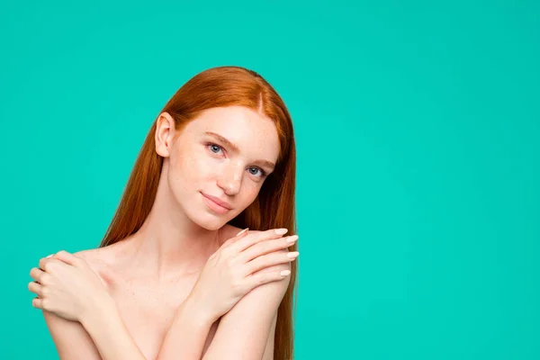 素敵な柔らかい魅力的な裸赤い髪の少女 光沢のある純粋なきれいな澄んだ滑らかな完璧な完璧な肌 緑青緑色パステル青緑背景に分離されたコラーゲンを受け入れ 自分自身の肖像画 — ストック写真
