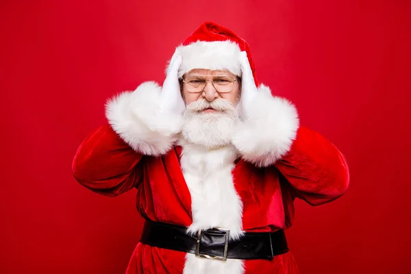 你在说什么 我不想听 成熟时尚的老白胡子圣诞老人覆盖耳朵与手掌从大声激怒恼火的噪音和内脏声音孤立的诺埃尔红色背景 — 图库照片