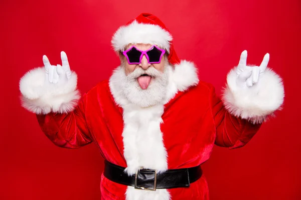 重金属摇滚 时尚的祖父成熟的老胡子圣诞老人在头饰传统服装做牛角在手上显示棒舌出愚弄周围孤立在12月诺埃尔红色背景 — 图库照片