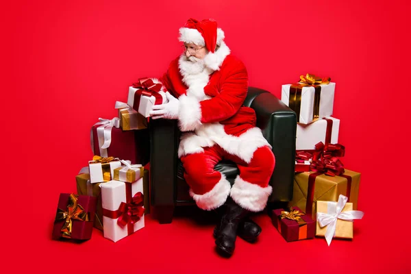 Pernas Inteiras Tamanho Corpo Santa Com Barba Branca Segurar Olhar — Fotografia de Stock