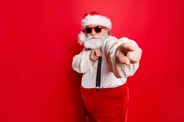 Portret Stylowy Modny Szczęśliwy Radosny Funky Śmieszne Pewnie Santa Wskazując — Zdjęcie stockowe