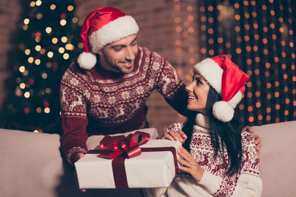 Hombre guapo en suéter adorno suave celebrar paquete grande darle t — Foto de Stock