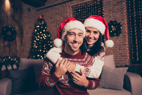 Dos dulces, encantadoras, atractivas, soñadoras, lindas personas en suave ornio — Foto de Stock