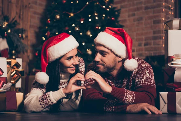 Portrait De Mec Mignon Positif Tenir Une Grande Boîte-cadeau Sourire  Rayonnant Sur Fond Jaune