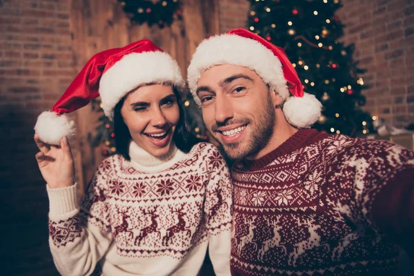 Kerst party concept. Knappe, aantrekkelijke man en carele — Stockfoto