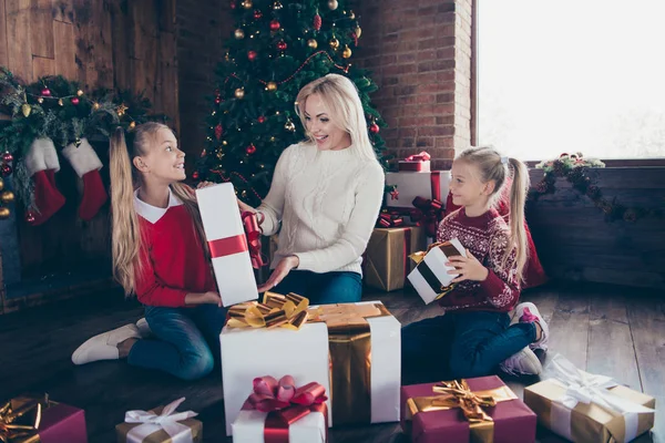 Christmastime winter friendship free time eve. Full legs body si — Stock Photo, Image