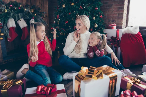 Natale inverno noel amicizia sera. Pieno gambe corpo siz — Foto Stock