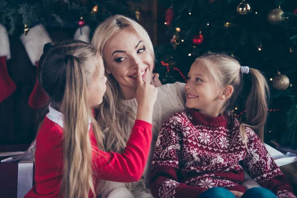 Stílusos, vidám anyuka átölel barátság gondtalan blondy kis előtti — Stock Fotó