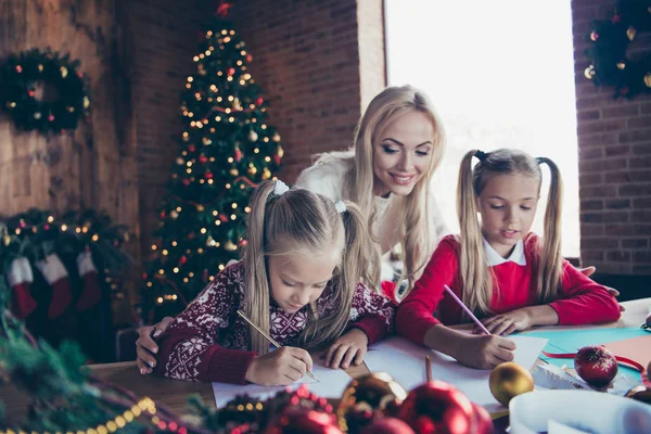 December vacation childhood moments. Parent mama spend free time — Stock Photo, Image