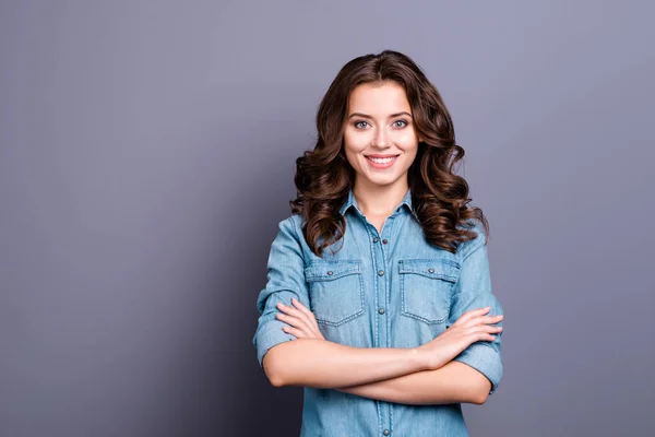 Mooie charmante aantrekkelijke vrolijke prachtige schattige brunette — Stockfoto