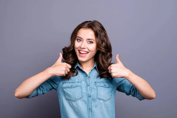 Bonito bonito encantador encantador atraente alegre adorável morena — Fotografia de Stock