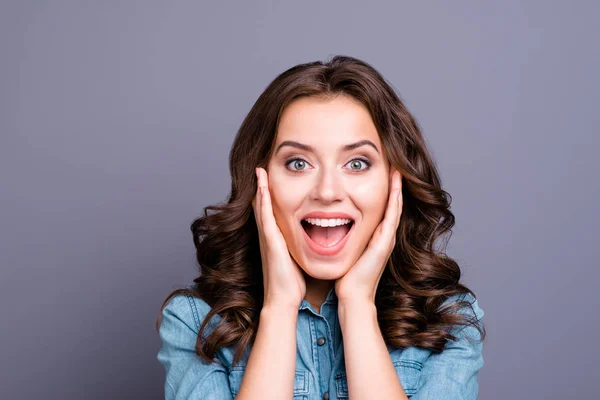 Crazy sale korting portret van stijlvolle positieve leuk schattig ador — Stockfoto