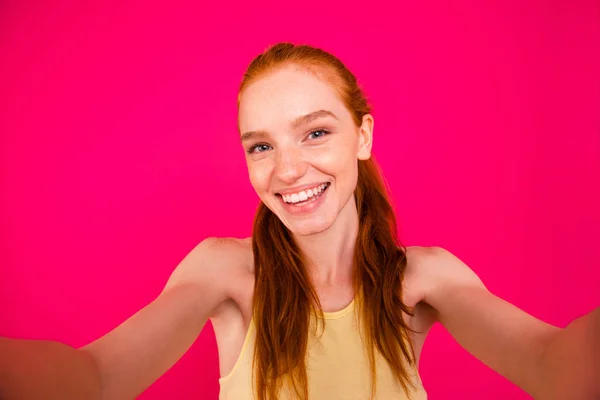 Selbstporträt von netten netten attraktiven fröhlichen positiven Optimisten — Stockfoto