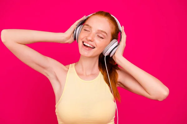 Portret van mooie schattige mooie schattige aantrekkelijke positieve rood-ha — Stockfoto