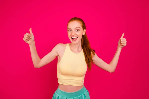 Retrato de bonito atractivo alegre positivo alegre pelirrojo gi — Foto de Stock