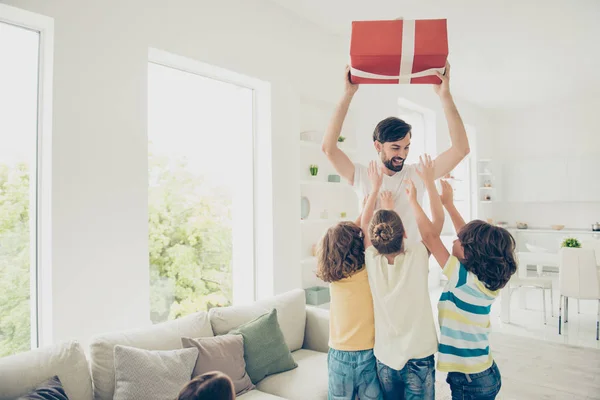 Zoete momenten concept. Papa houdt groot feest verjaardag pack — Stockfoto