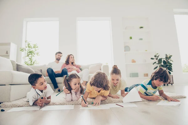 Idylliczne, pre-teen wypoczynek preteen harmonii braci i sióstr d — Zdjęcie stockowe