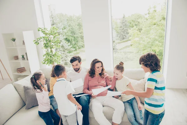 Concepto de amistad. Vista superior de ángulo alto de la familia completa, grande si — Foto de Stock