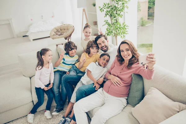 Família feliz de sete pessoas descansar, relaxar, relaxar e fazer foto o — Fotografia de Stock