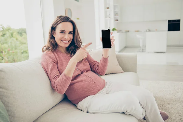 Pěkný rozkošný krásné veselé pozitivní optimistické ráda těhotná — Stock fotografie