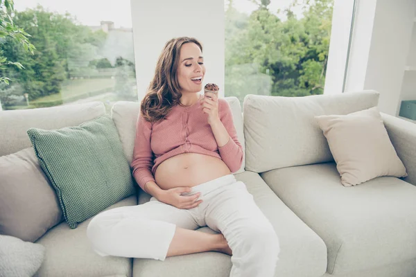Krásné pěkné krásné rozkošný vtipné veselé pozitivní těhotné — Stock fotografie