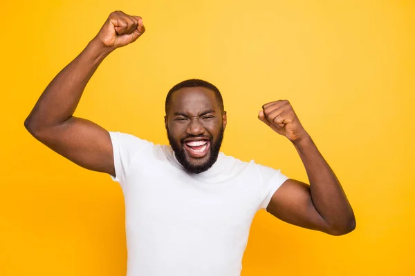 Bonito atraente viril alegre feliz mulato homem, mostrando vitória — Fotografia de Stock