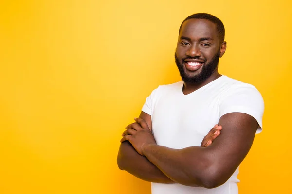 Retrato de conteúdo bonito alegre viril mulato forte homem , — Fotografia de Stock