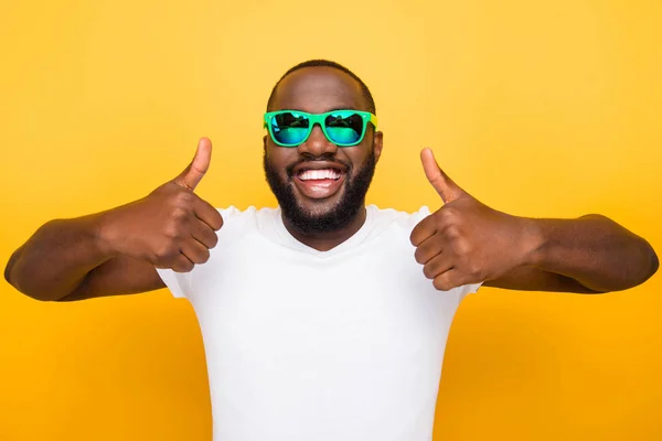 Vidám szép boldog elégedett mulato ember színes gre portréja — Stock Fotó