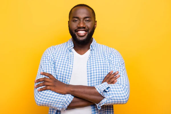 Retrato de bonito alegre agradável mulato homem na camisa, dobrou um — Fotografia de Stock