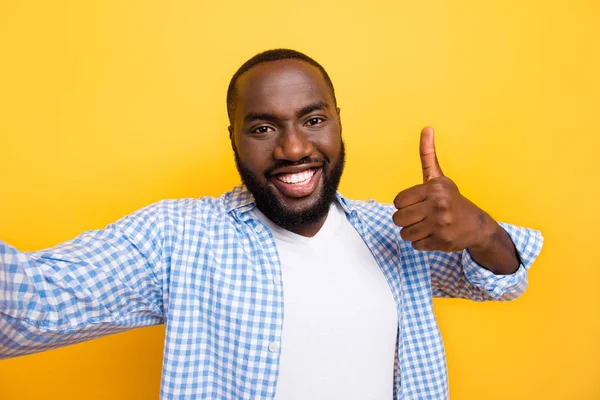 Autorretrato de guapo alegre positivo optimista mulato ma —  Fotos de Stock