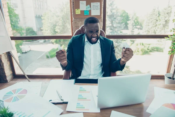 Elegant stylisch gut aussehend wütend bärtigen Business-Hai, Mulato — Stockfoto