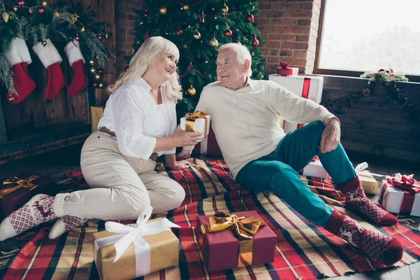 Två trevliga positiva glada bedårande glad människor gråhåriga marr — Stockfoto