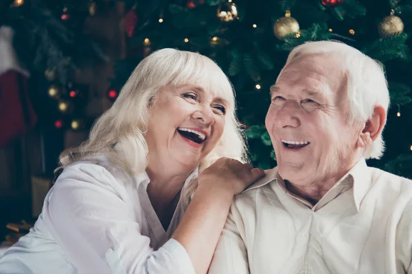 Närbild porträtt av två trevliga glada glada vackra grå- — Stockfoto