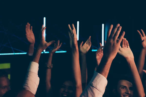 Diverse fröhliche Freunde Publikum mit erhobenen Händen bei populären w — Stockfoto