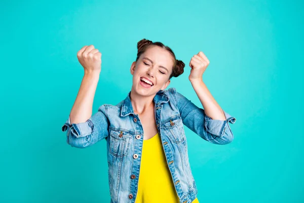 Porträt von netten verrückten positiven kindisch fröhlichen Mädchen mit Haaren — Stockfoto