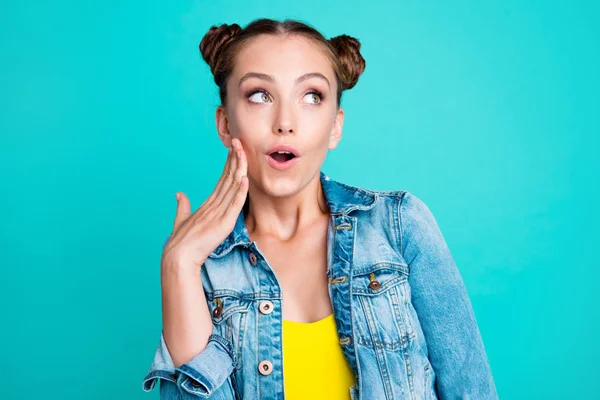 Portrait de gentil mignon positif gai fille étonnée avec deux hai — Photo