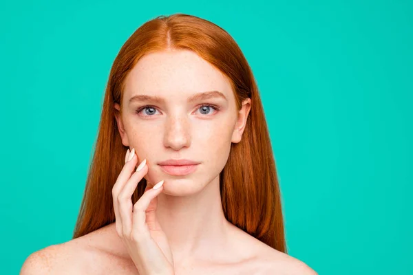 Close-up portret van naakt kalm roodharige meisje met glanzend pure c — Stockfoto