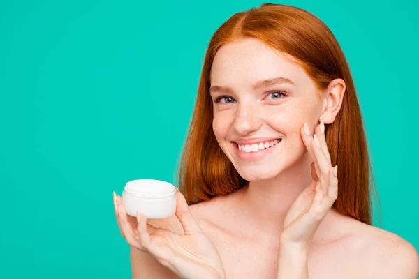 Retrato de encantadora chica pelirroja desnuda alegre con la PU brillante —  Fotos de Stock