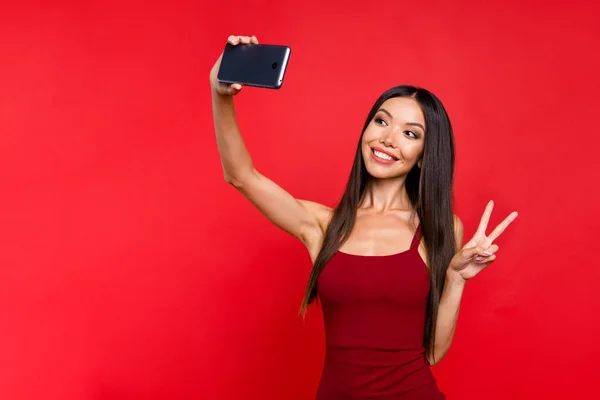 Retrato de estilo elegante senhora tirar foto selfie em seu smartp — Fotografia de Stock