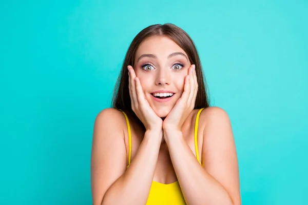 Portret van gek grappig vrolijke leuke aantrekkelijke schattig straight-h — Stockfoto