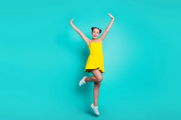 Volledige lengte lichaamsgrootte van mooie leuke vrolijke positieve blij trendy — Stockfoto