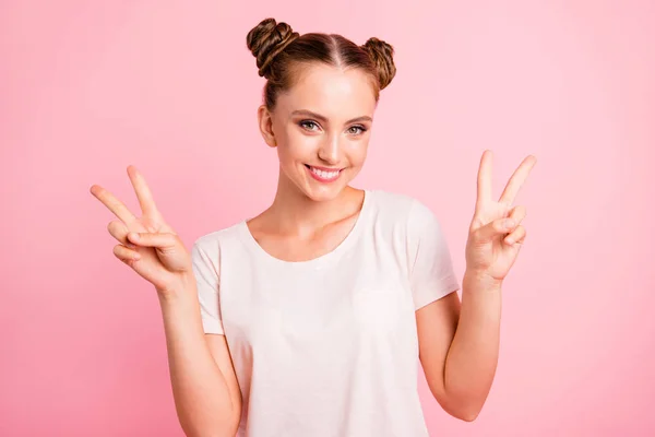 Porträt einer liebenswerten, charmanten Person in weißem T-Shirt, Make-up V-sig — Stockfoto