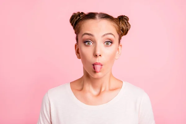 Nahaufnahme Porträt der verrückten jungen Dame isoliert auf Pastellstift — Stockfoto