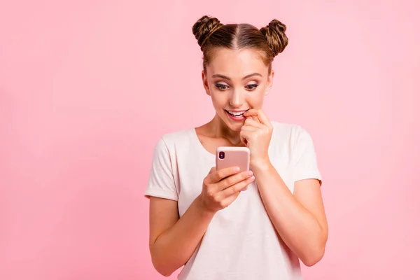 Porträt einer verwunderten, schockierten, überraschten Dame im weißen T-Shirt — Stockfoto