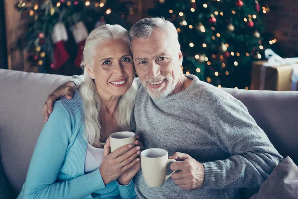 Porträtt av två härliga bedårande söta äldre glada vackra — Stockfoto