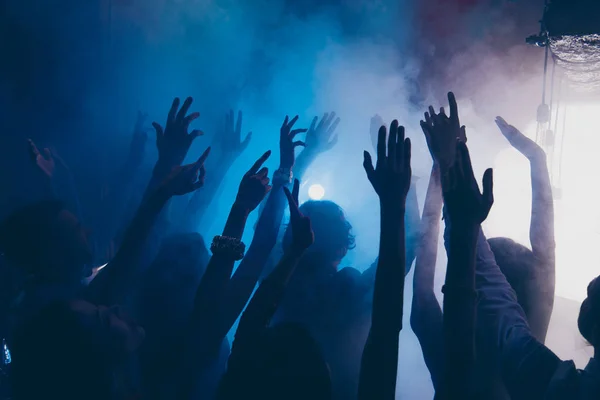 De cerca foto recortada de las personas levantadas las manos en whire azul s — Foto de Stock